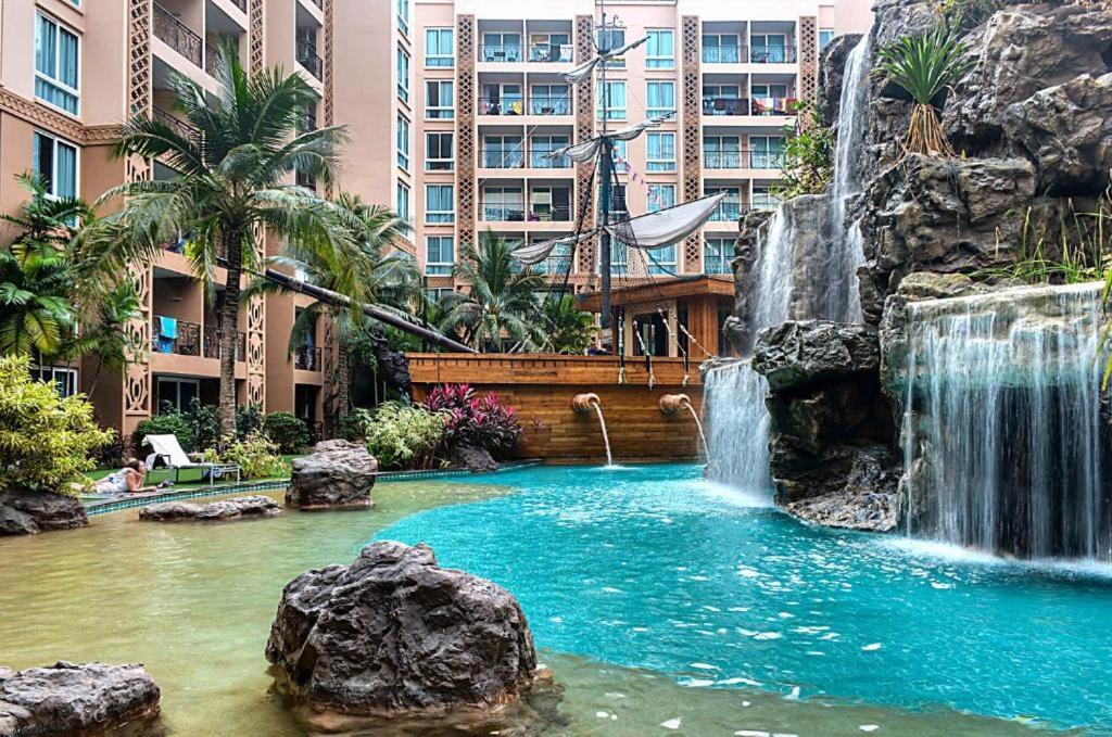 Atlantis Waterpark Apartment Pantai Jomtien Bagian luar foto