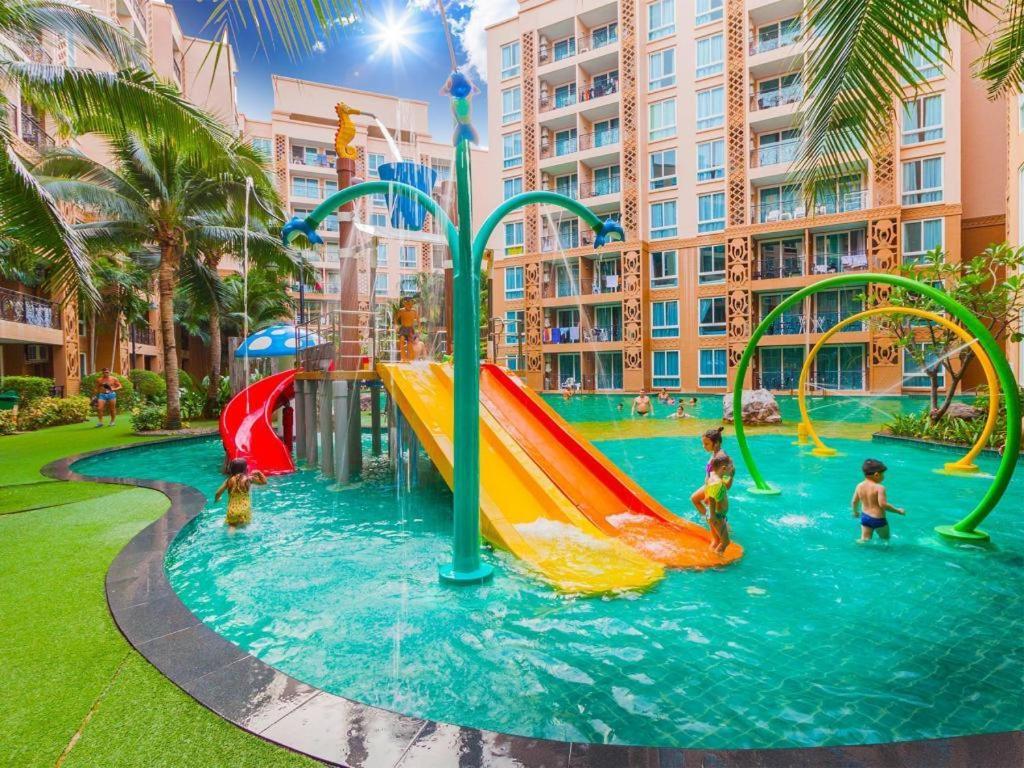 Atlantis Waterpark Apartment Pantai Jomtien Bagian luar foto