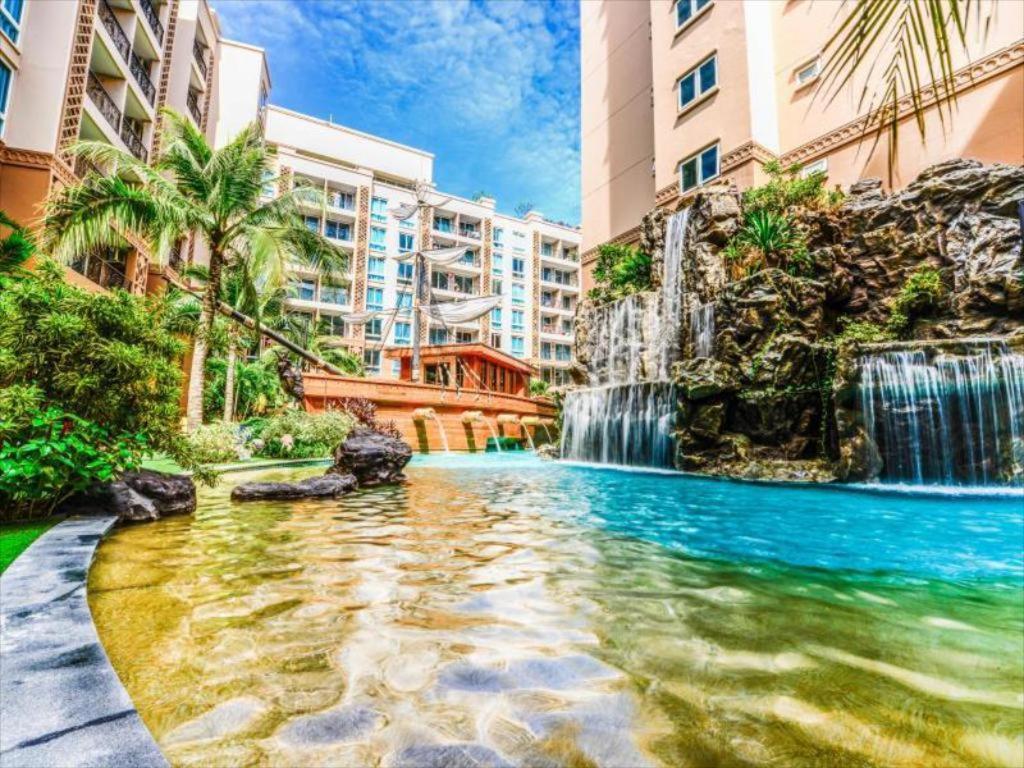 Atlantis Waterpark Apartment Pantai Jomtien Bagian luar foto