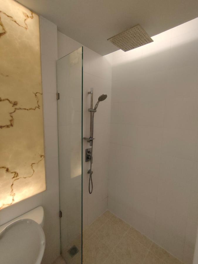 Atlantis Waterpark Apartment Pantai Jomtien Bagian luar foto